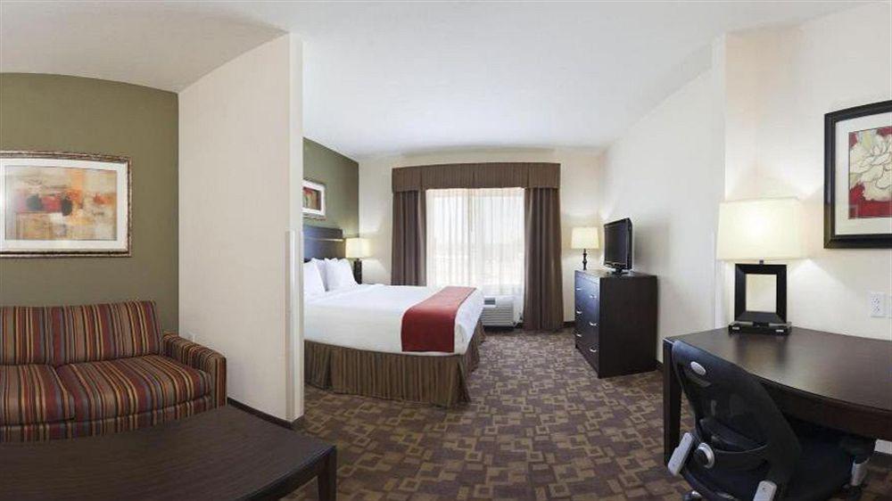 Holiday Inn Express & Suites North Топика Экстерьер фото